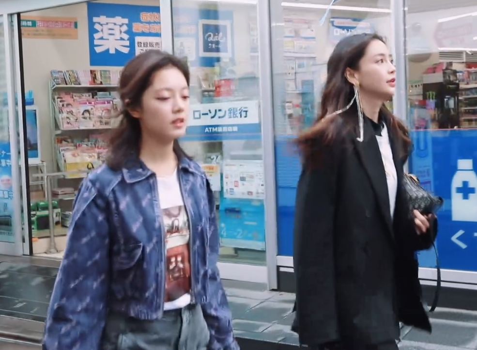 赵今麦与baby去便利店买午餐,谁注意她出门提了多少?好大力