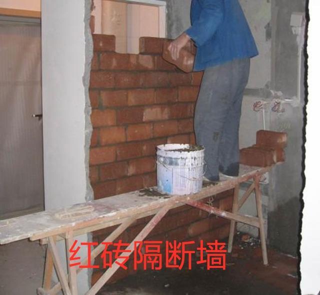 给卫生间加个红砖砌隔断墙,邻居骂我没经验:底下无梁柱还敢砌墙