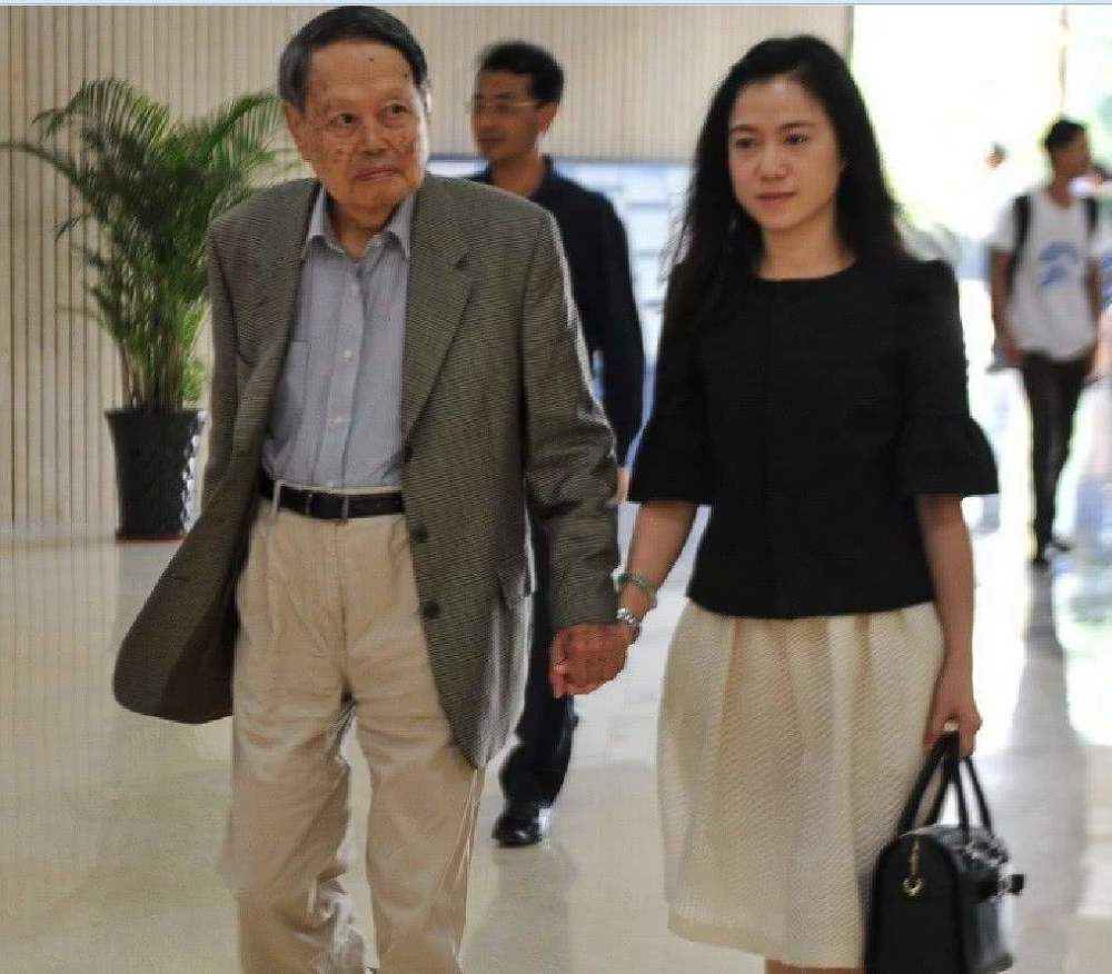 杨振宁赞美翁帆的一首诗,写得很率真,道出了他能吸引翁帆的地方