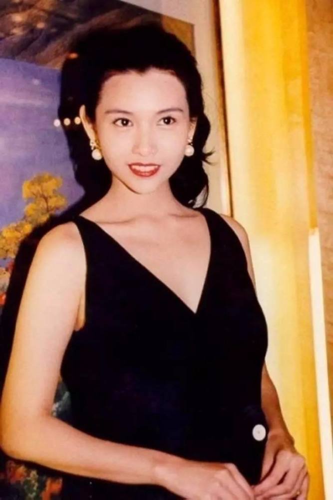 邱淑贞穿黑裙显低调她将袖子卷成七分袖知性优雅