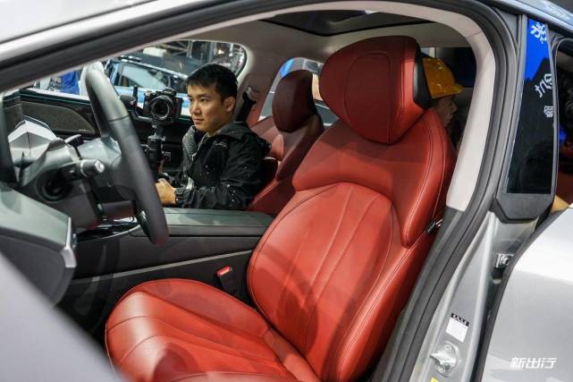 前排座椅的头枕是带有扬声器的