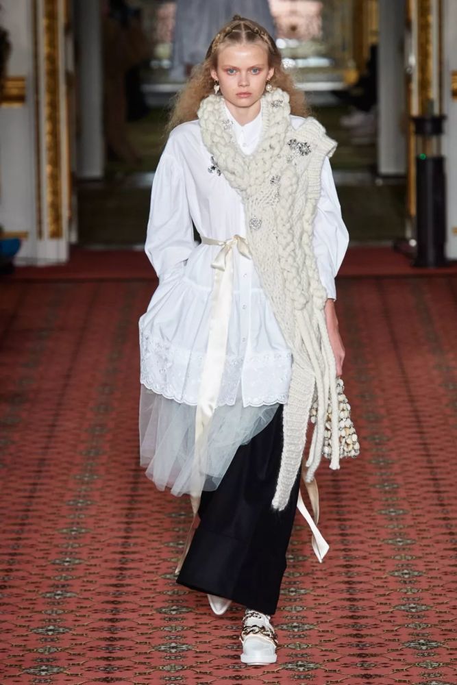 simone rocha 2020秋冬系列用诠释浪漫主义的锦缎,蕾丝,欧根纱,玫瑰