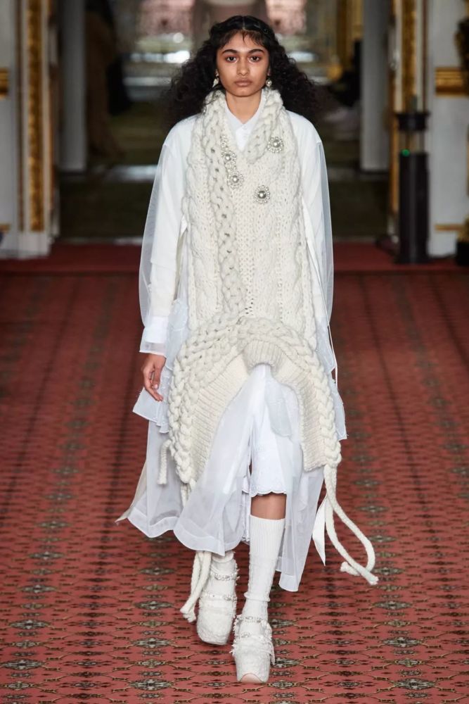 simone rocha 2020秋冬系列用诠释浪漫主义的锦缎,蕾丝,欧根纱,玫瑰