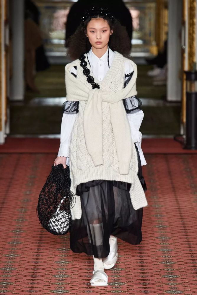 simone rocha 2020秋冬系列用诠释浪漫主义的锦缎,蕾丝,欧根纱,玫瑰