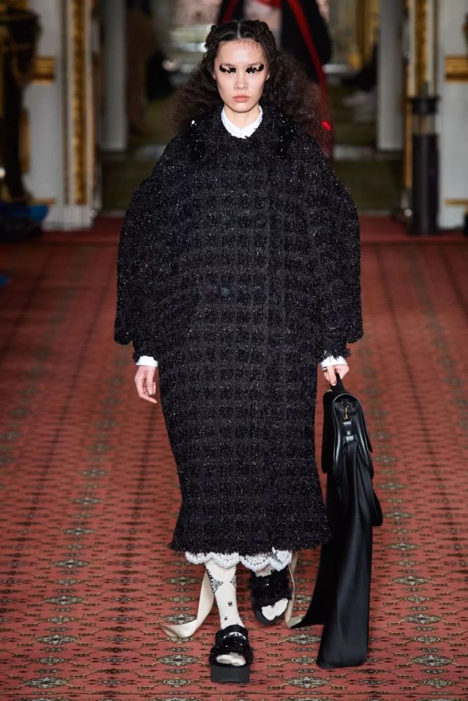 simone rocha 2020秋冬系列用诠释浪漫主义的锦缎,蕾丝,欧根纱,玫瑰