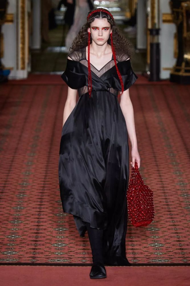 simone rocha 2020秋冬系列用诠释浪漫主义的锦缎,蕾丝,欧根纱,玫瑰