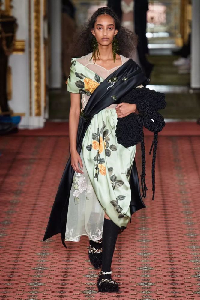 simone rocha 2020秋冬系列用诠释浪漫主义的锦缎,蕾丝,欧根纱,玫瑰