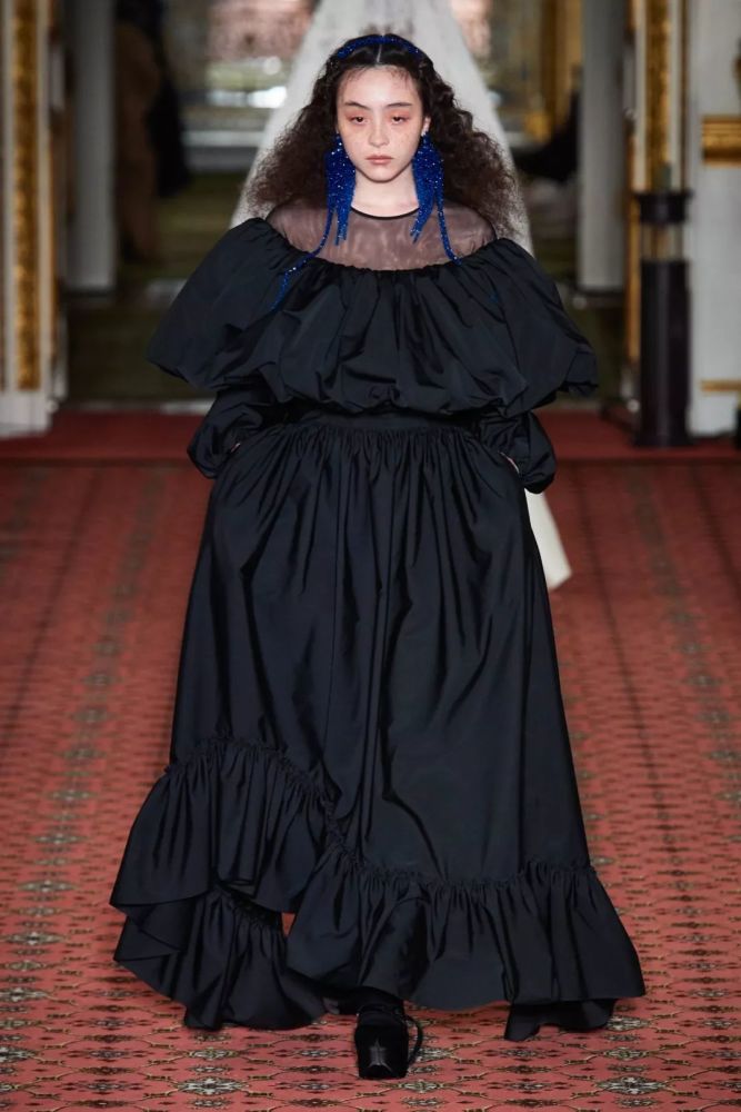 simone rocha 2020秋冬系列用诠释浪漫主义的锦缎,蕾丝,欧根纱,玫瑰