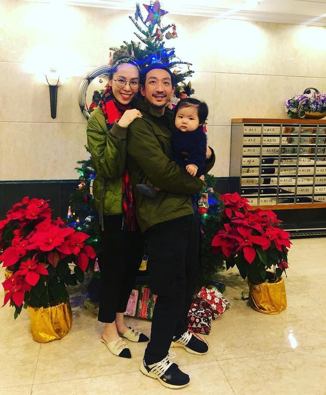 港媒曝李灿森老婆带女儿逛街,lucy调皮玩耍,全程未见消毒双手