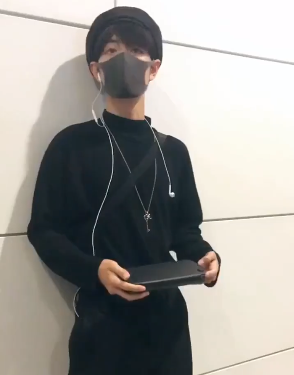 肖战"机场照"被疯传,看到他的小蛮腰,粉丝直呼我不配做女生!