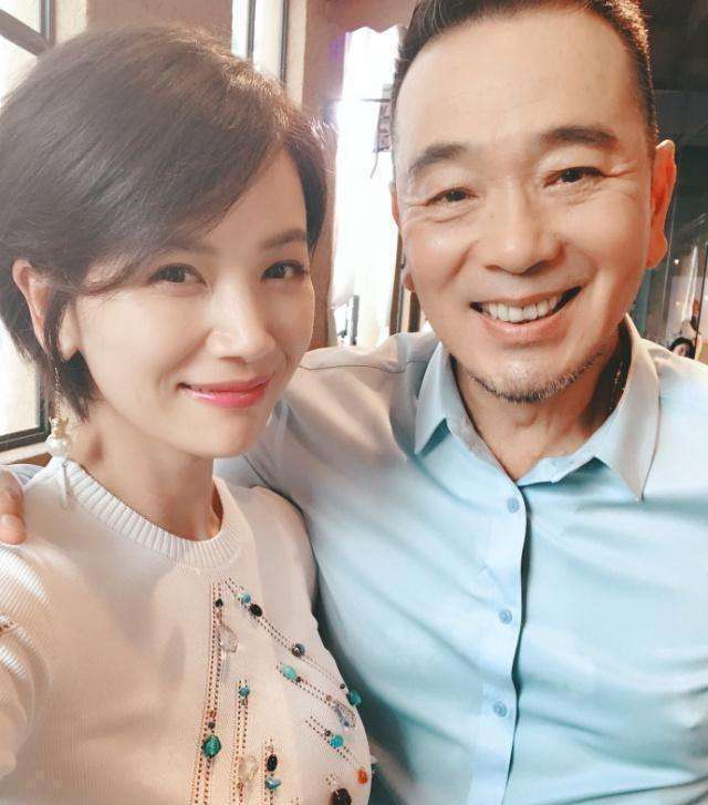 64岁张晨光近照,冻龄不输新婚的陈美凤,小16岁黄维德