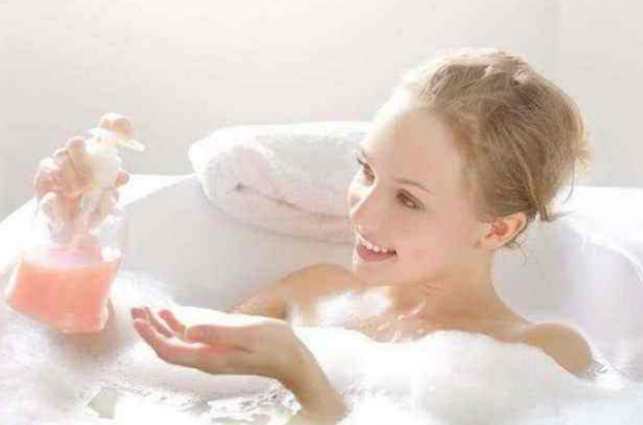 为什么中国人晚上洗澡,而外国人早上洗呢?原因令人意外