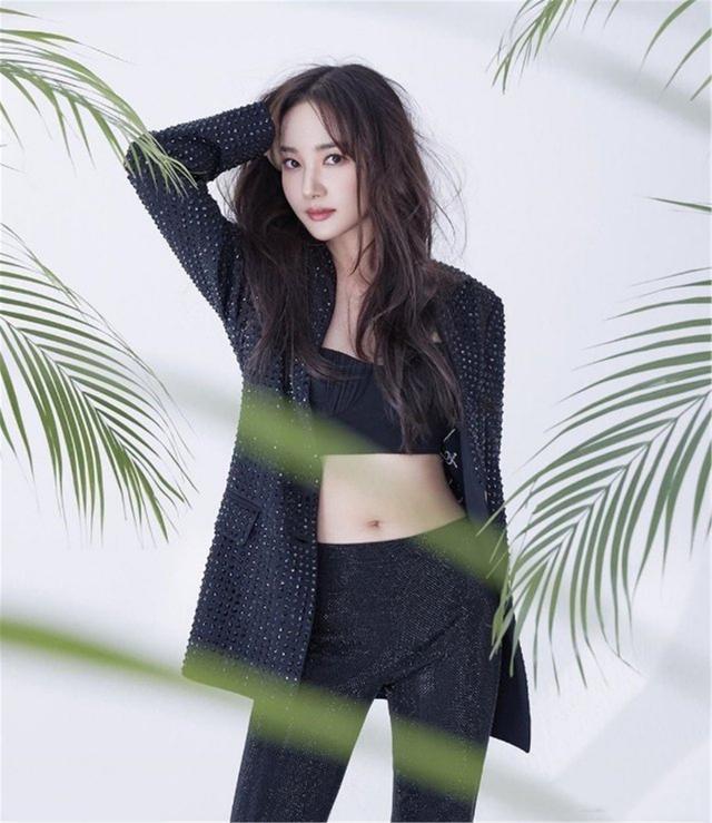朴敏英发布会新造型，白色连衣裙撞衫李沁，一个甜美一个明艳大气