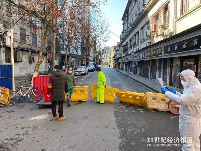 2月16日,武汉市江岸区某小区,司机在给运送患者的简易隔离车做外部