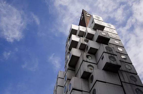 年日本建筑师黑川纪章设计的中银舱体大楼也是一栋典型模块理念建筑