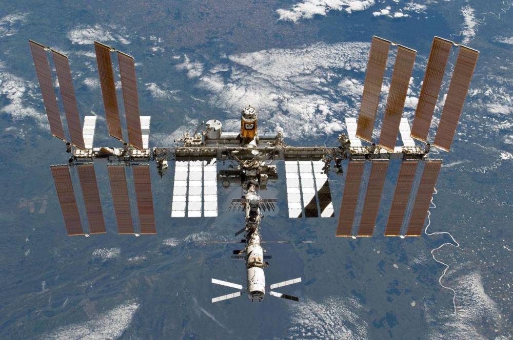 国际空间站上有发电站或其他产生动力的设备吗?