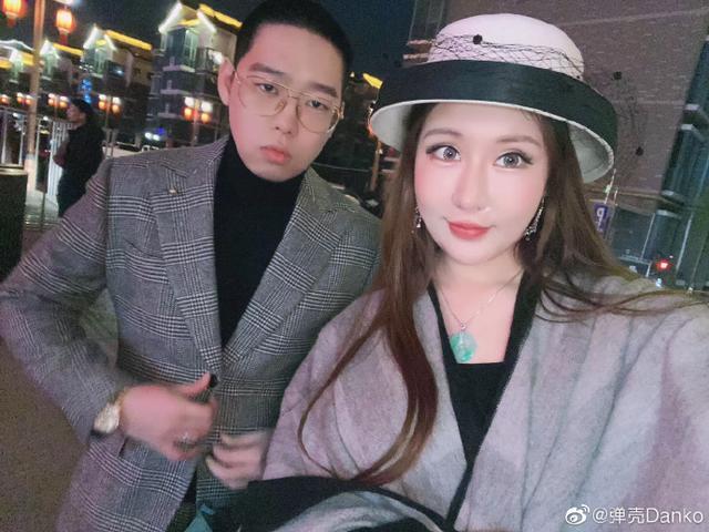 原红花会队长升级当爸,大方晒小公主正面照,妻子带妆生产太拼!