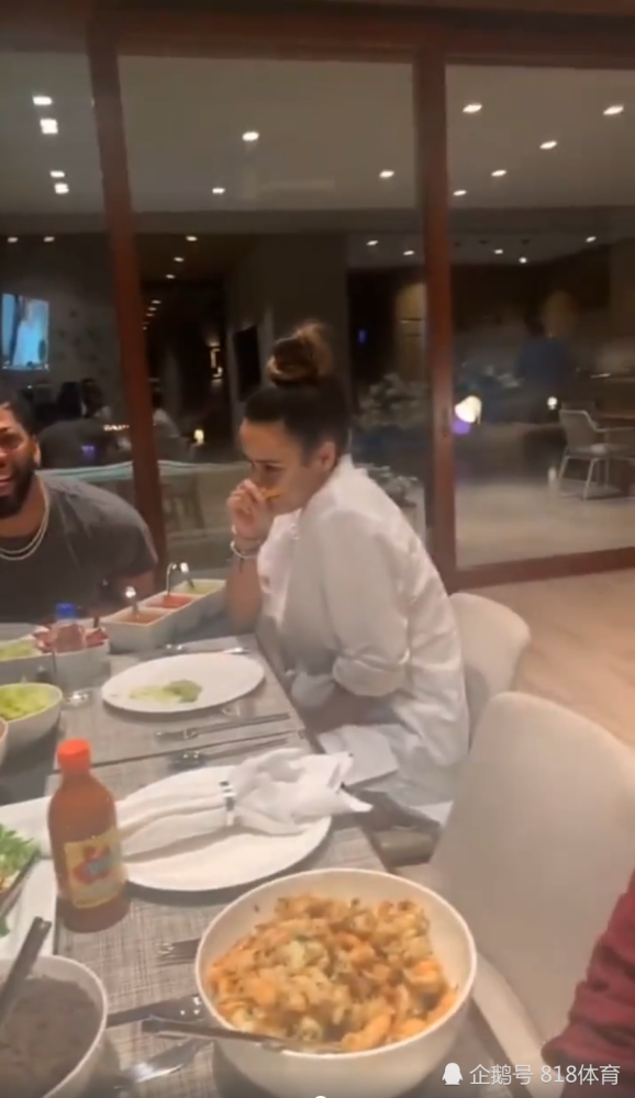其余都被带跑偏了"老詹的老婆一脸嫌弃"救不了了,这个憨憨,还拉浓眉
