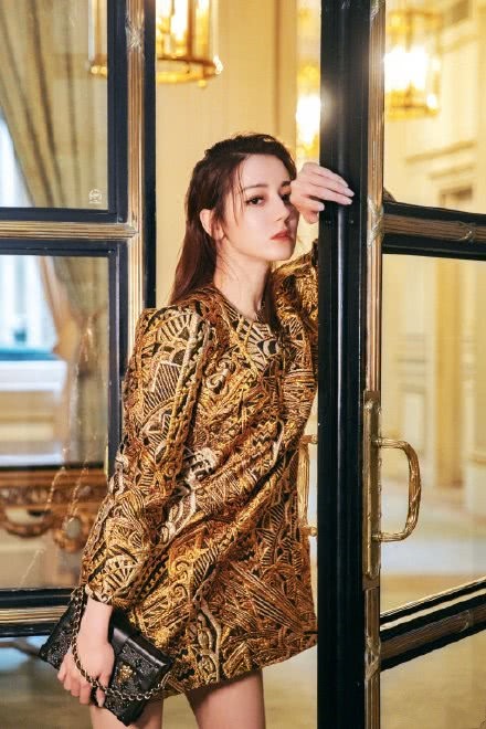 张馨予穿搭真厉害,穿绿色毛衣超少女,与迪丽热巴合影太抢眼