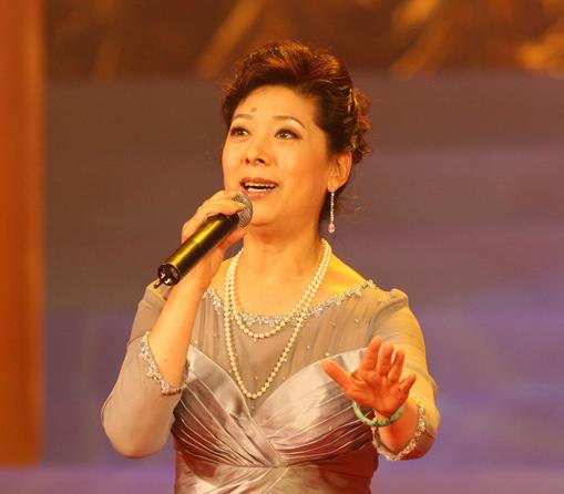 登8次春晚的关牧村:曾捡烂菜充饥,被小6岁丈夫家暴,今成赢家