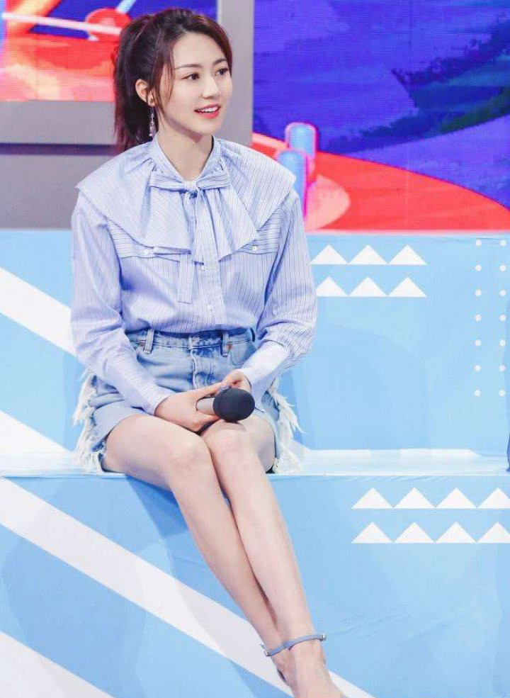 黄梦莹身材比例真完美,粉色连衣裙大秀美背,亮白皮肤很耀眼