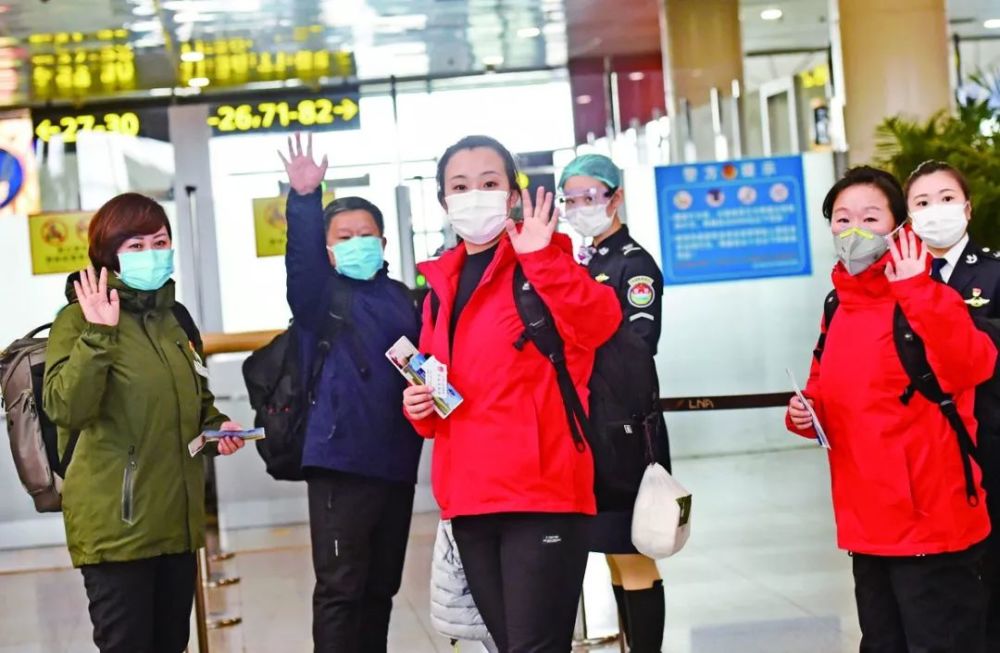 在桃仙机场,我市医护人员向亲人道别,奔赴抗击疫情第一线 记者镜头下