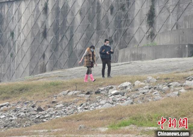 嘉陵江边空旷地带成涪陵为重庆市民休闲好去处