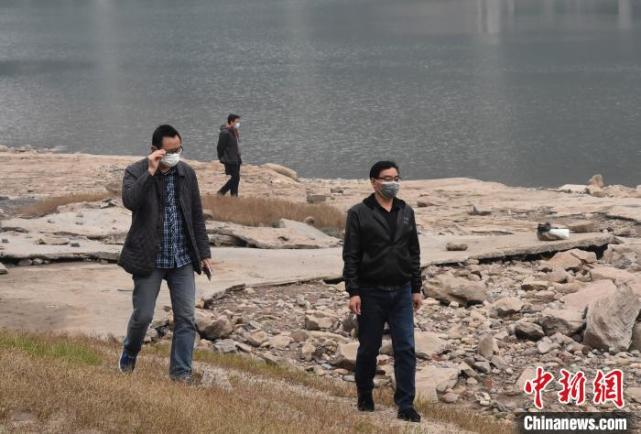 嘉陵江边空旷地带成涪陵为重庆市民休闲好去处