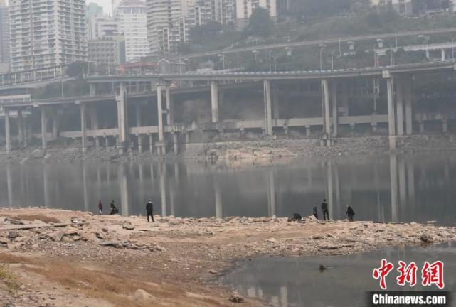 嘉陵江边空旷地带成涪陵为重庆市民休闲好去处
