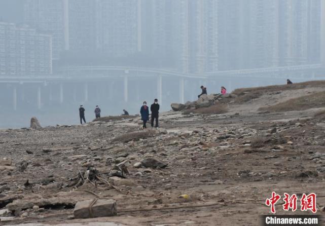 嘉陵江边空旷地带成涪陵为重庆市民休闲好去处