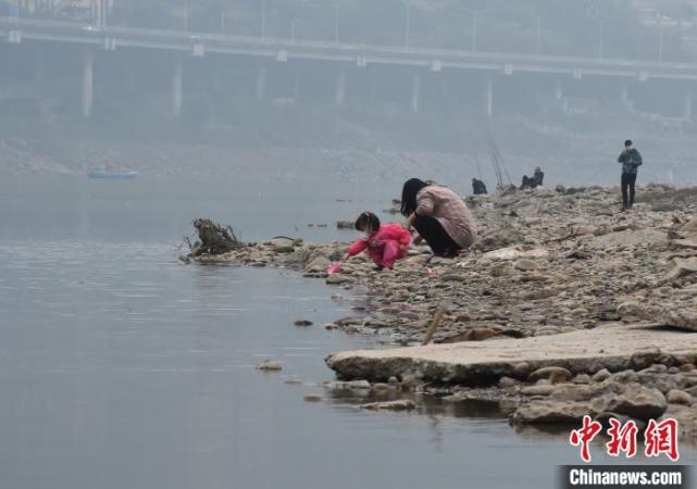 嘉陵江边空旷地带成涪陵为重庆市民休闲好去处