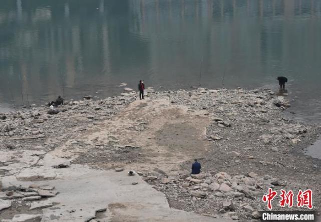 嘉陵江边空旷地带成涪陵为重庆市民休闲好去处