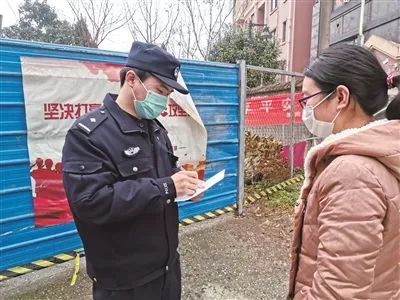 陈沛宇登记卡口出入人员丁娴文在工作中姜堰区罗塘派出所29岁的民警陈