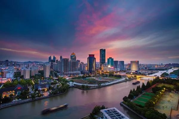 在法人单位从业人员中, 位居前三位的设区市是: 苏州市776.