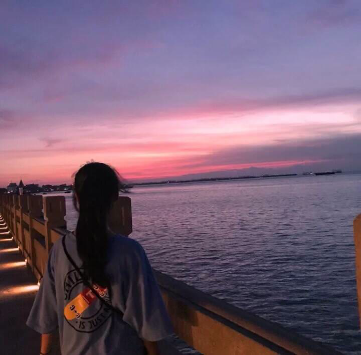 女生头像:早晨起来看看太阳很重要,所以晚上要早点睡哦宝贝!
