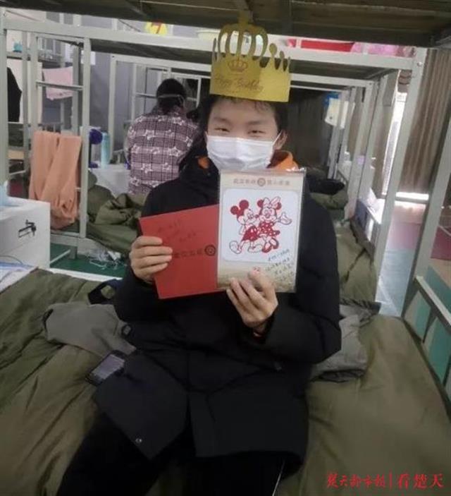 今天刚满15周岁的胡亚欣是一名初三学生,一家四口都确诊感染了新冠