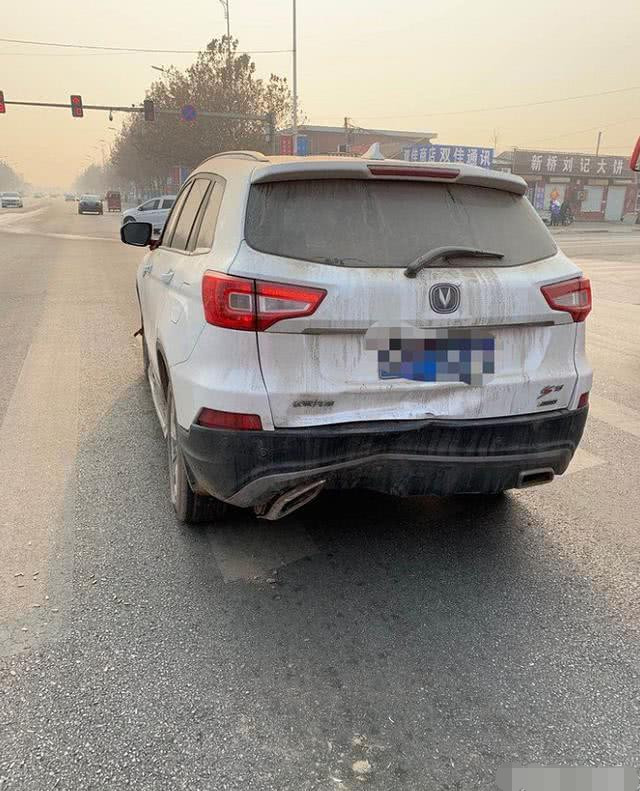 帕萨特追尾长安suv,看到车损情况,网友:中保研是对的