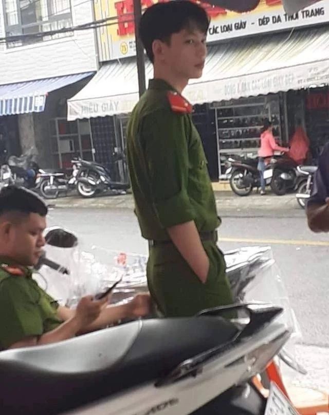 越南帅哥警察在网络走红,超高颜值犹如中国明星,人气越来越高