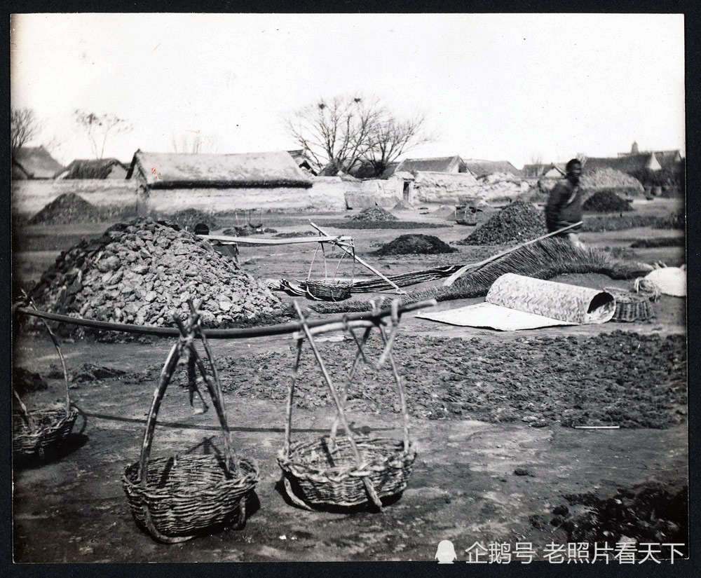 1914年河南开封老照片 收花生和卖干粪的当地人