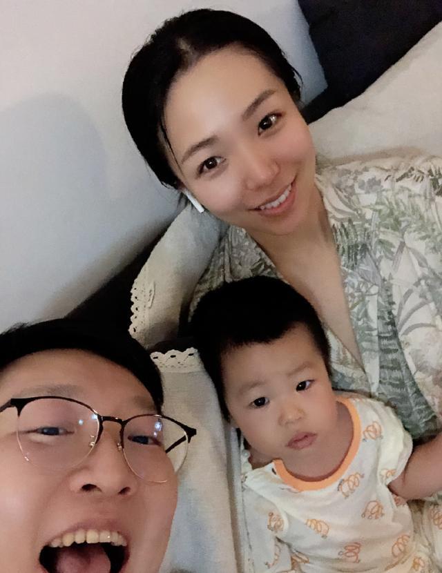 去年11月,曹鹤阳为媳妇庆生,po出了爱妻的正面照,小四的媳妇美美哒!