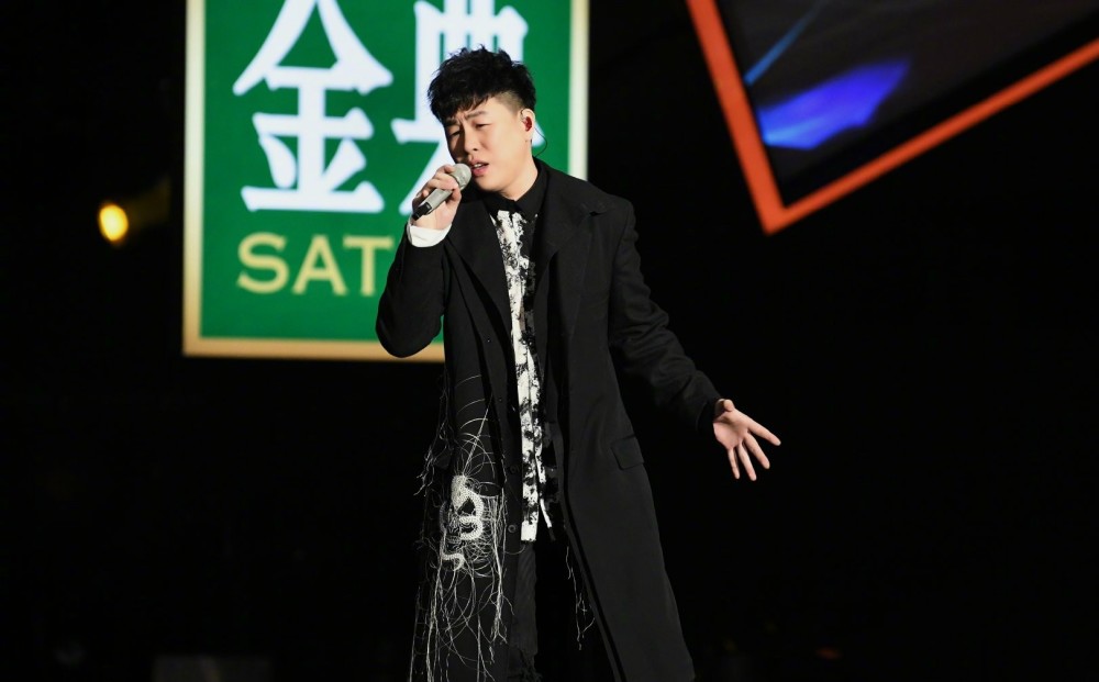 胡彦斌all black穿搭登台演唱,歌声直击灵魂深处,帅气