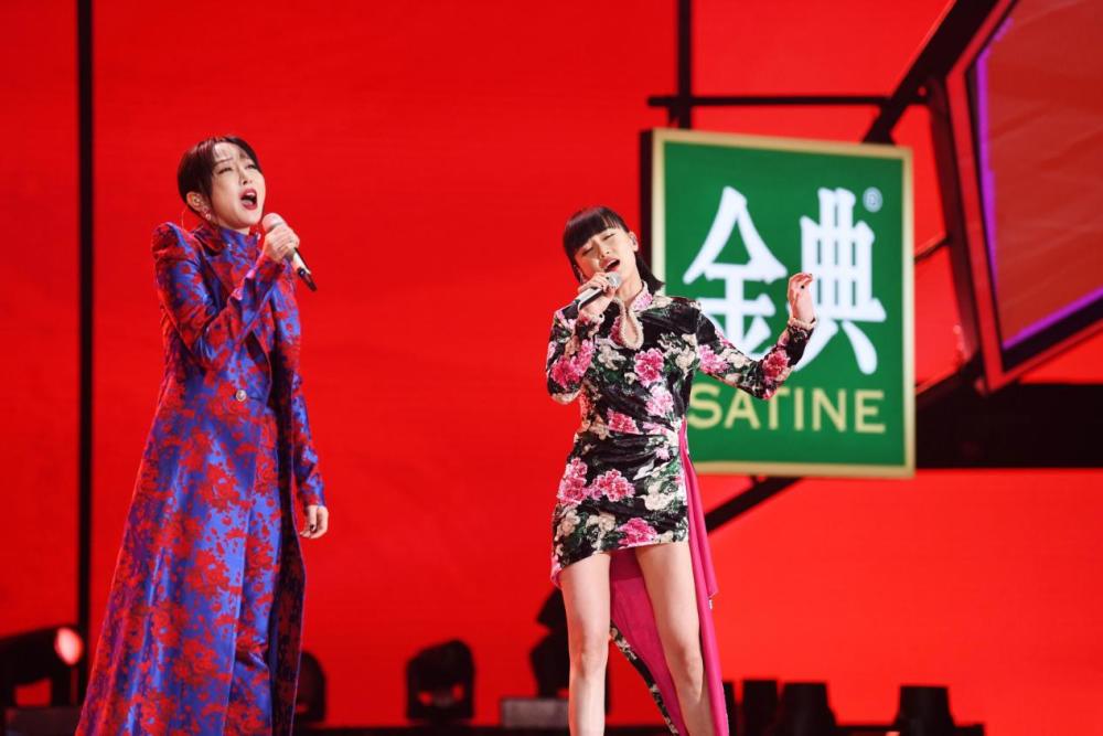 黄龄登天赐的声音音乐节目身穿印花旗袍大秀美腿