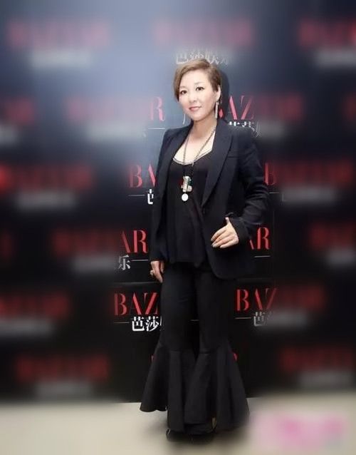 说到李静大家都会想到她主持的综艺《非常静距离》,李静也是从出道