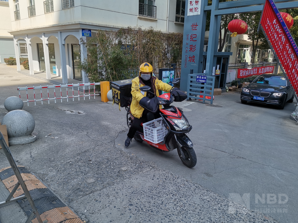 外卖小哥骑着小电驴,依然在工作.