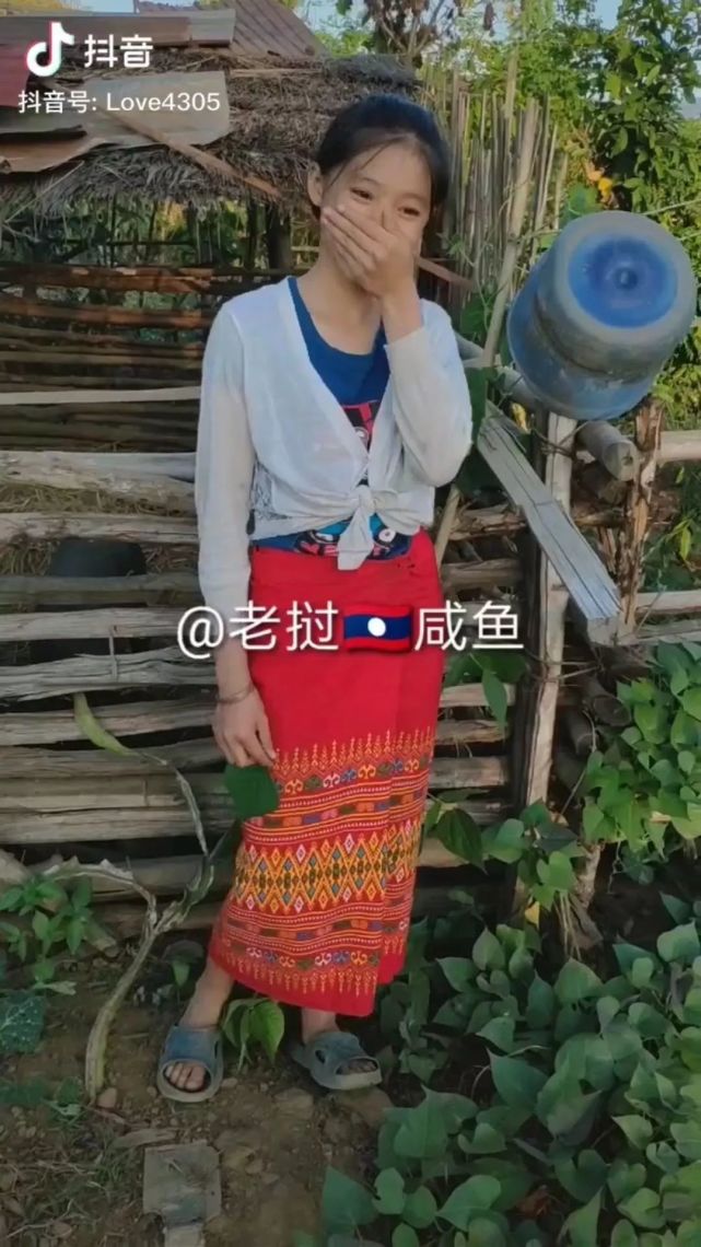 虽然因家境关系,她没什么华服,脚上还穿着脏脏的拖鞋,来自于老挝.