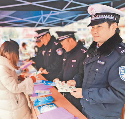 "人民警察就得为人民服务"