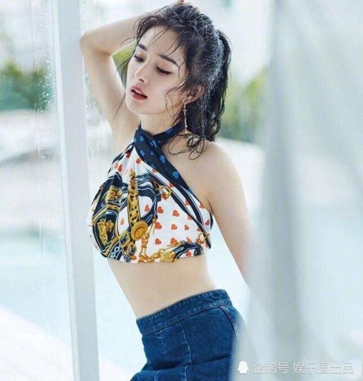 杨幂穿西装不扣纽扣,眼神洋溢着自信,拥有好身材果然任性