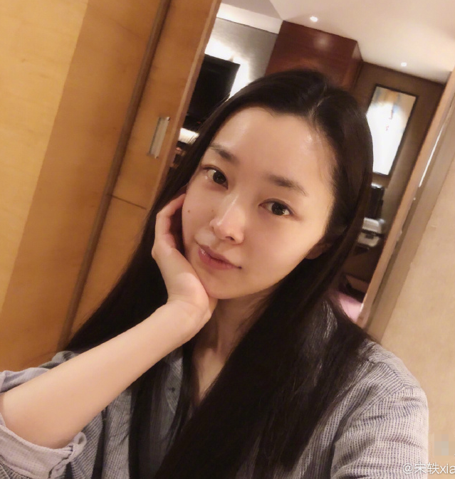 宋轶晒自拍报平安,单手托腮勉强挤出微笑,已被隔离酒店整整30天