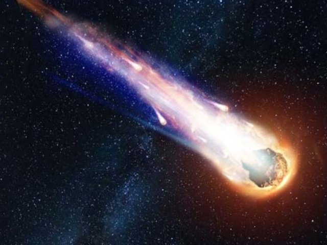 而据墨西哥当局表示,这是陨石坠落形成的火球,并保证陨石在落地之前就