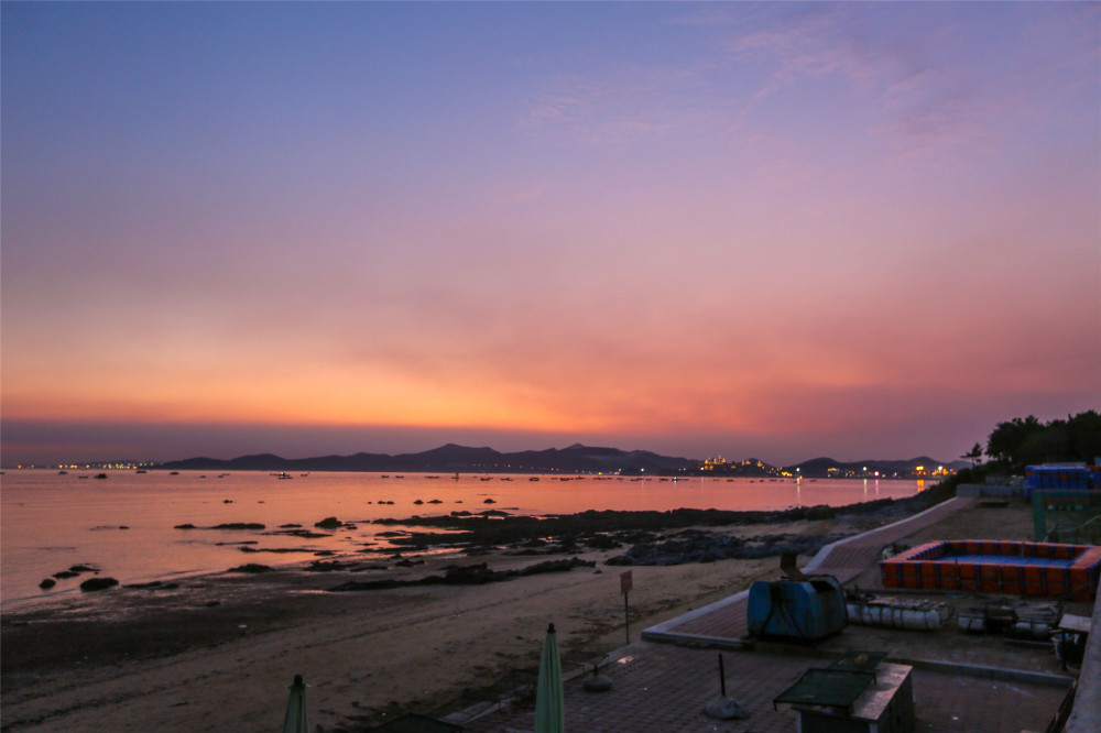 大连金石滩旅游度假区,海滨怪石林立,晚霞如梦如幻,令人迷醉